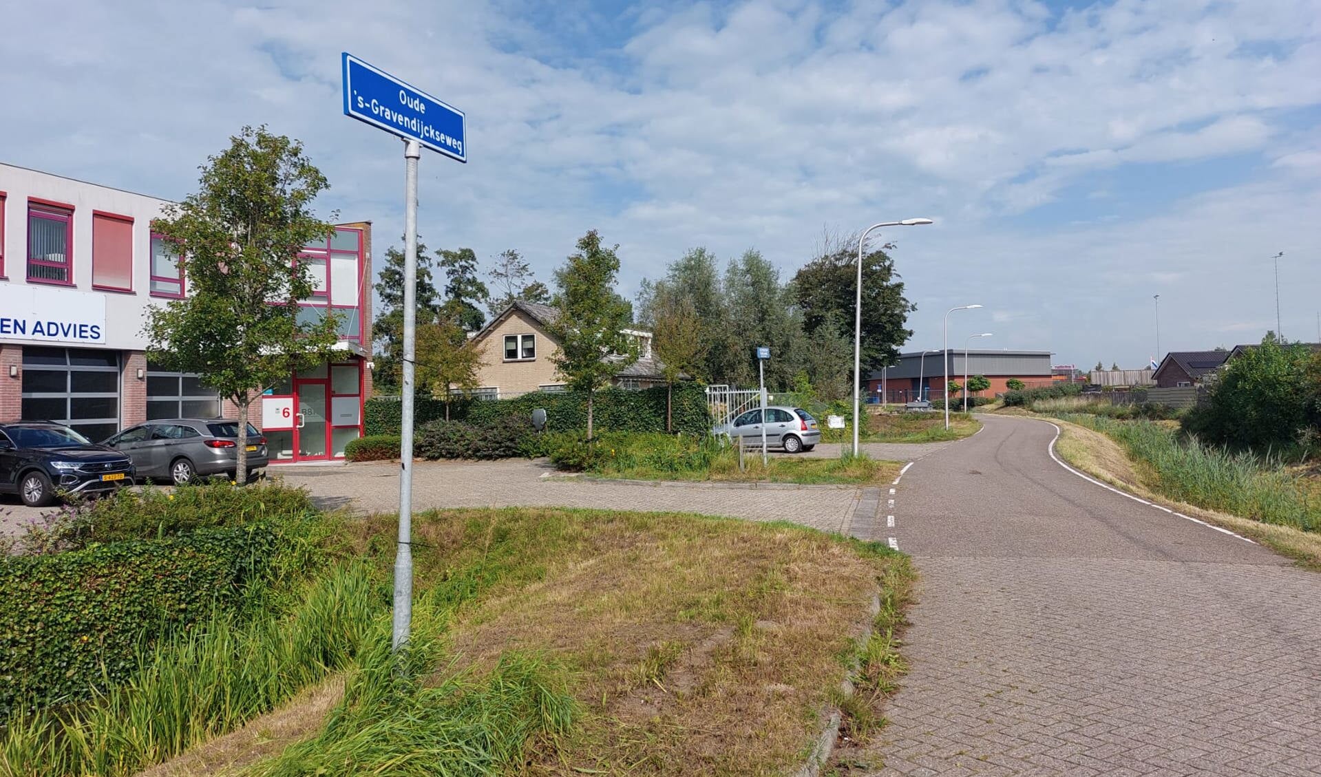 Verderop langs deze weg zouden twee ‘Scheve huisjes’ moeten komen, waar de omwonenden bezorgd over zijn. | Foto: pr