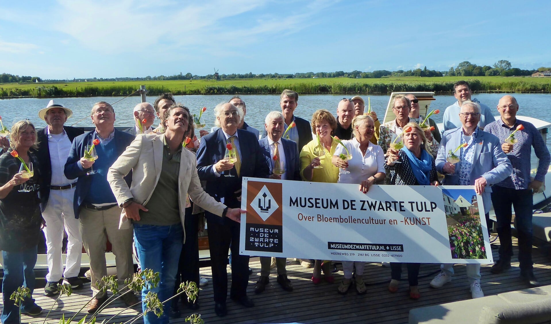 Het gezelschap genoot van een 'rondje Kaag' waar halverwege een tussenstop was met een Tulip Spritz. | Foto: IV.