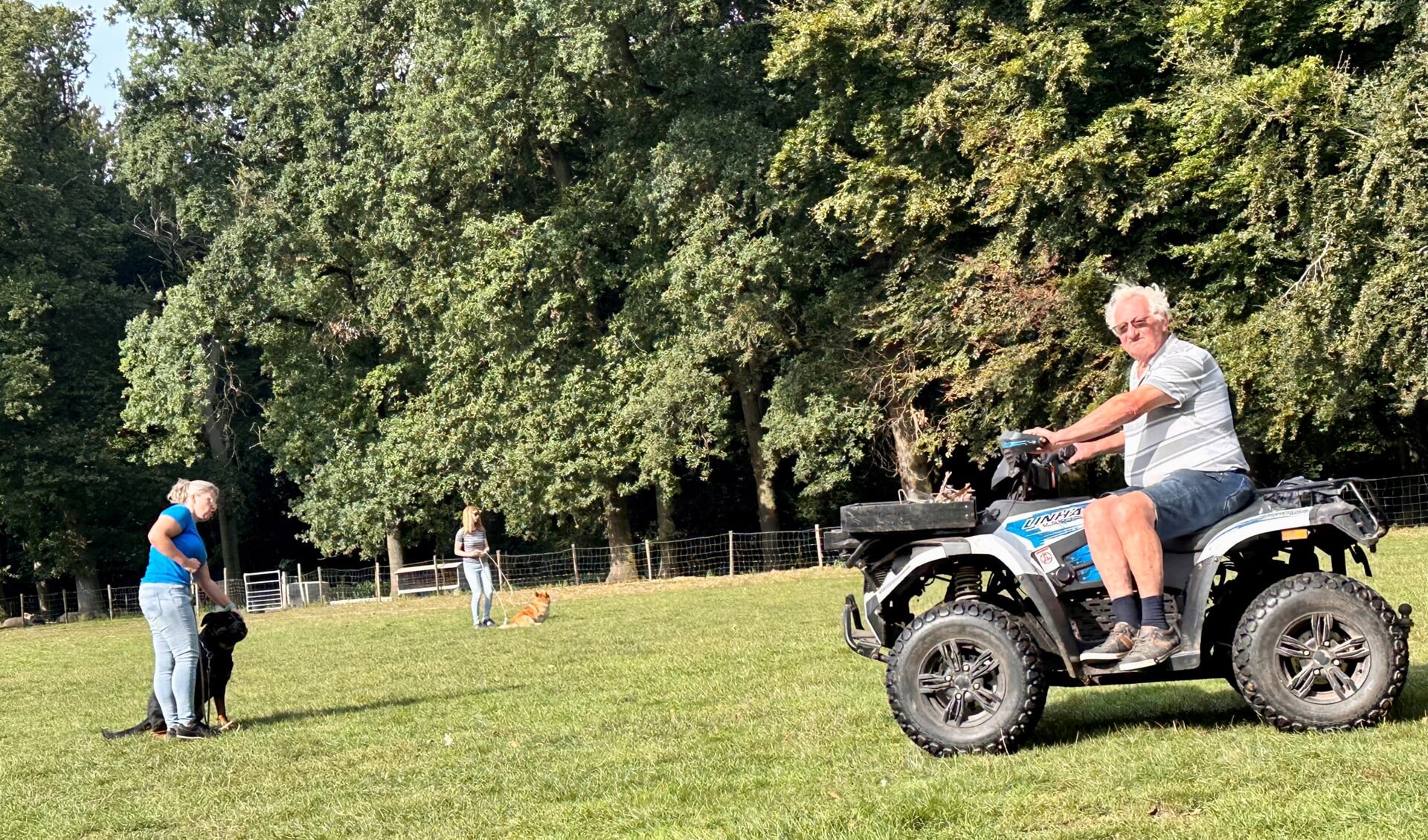 Inmiddels minder mobiel, maar nooit zonder energie om honden én baasjes iets (af) te leren. | Foto: Caroline Spaans.