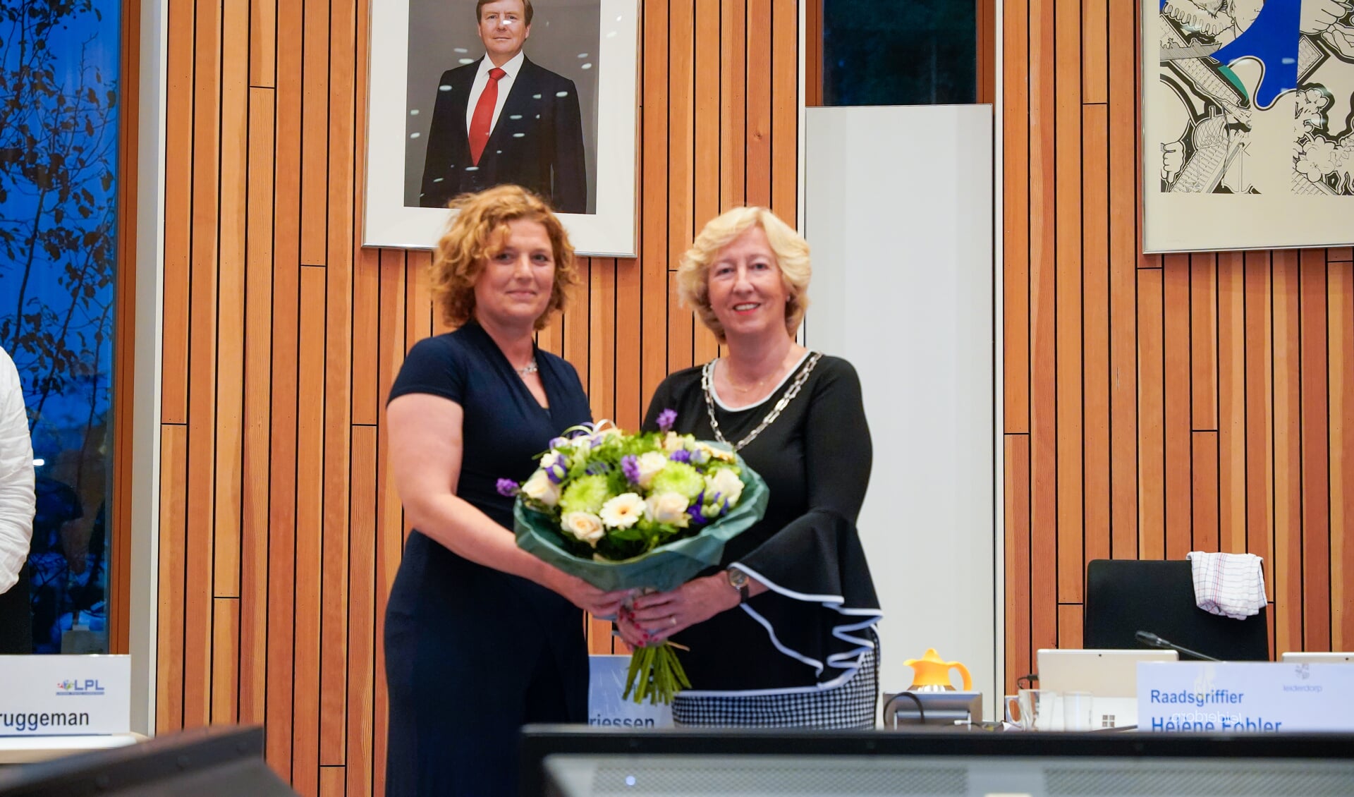 Gebka van Gaal krijgt van burgemeester Laila Driessen bloemen na haar benoeming. | Foto: Marc Wonnink