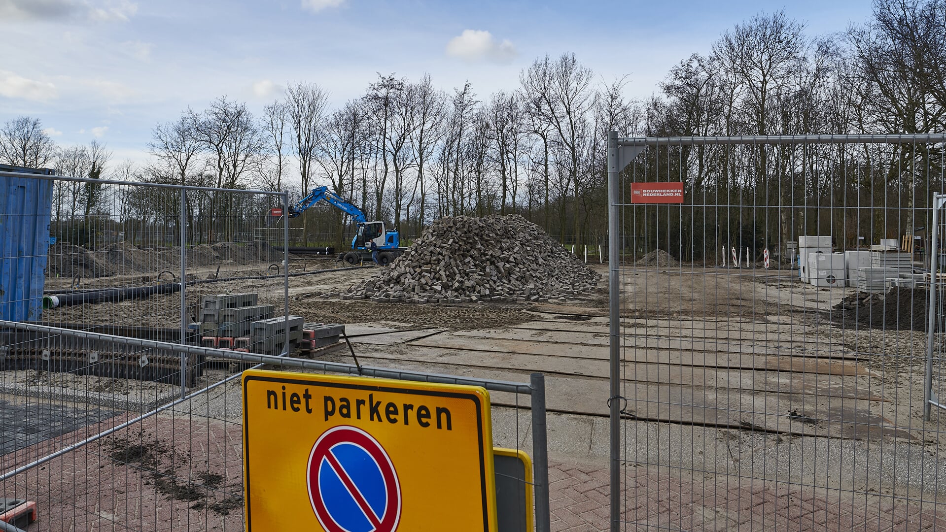 Er wordt hard gewerkt aan het parkeerterrein bij sportpark Ter Specke. | Foto: Jan Sibie 