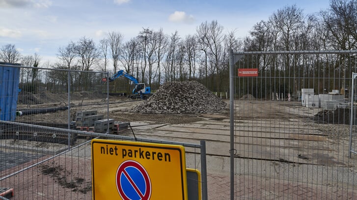 Er wordt hard gewerkt aan het parkeerterrein bij sportpark Ter Specke. | Foto: Jan Sibie 
