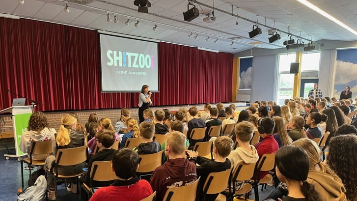 Leerlingen van Pieter Groen volgden aandachtig de interactieve Shitzooi les.