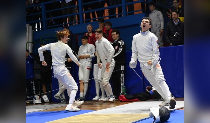 Het euforische Nederlandse team tijdens de European Cadets & unior Fencing Championships.