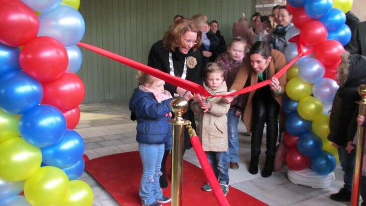 Burgemeester Carla Breuer doorknipt samen met Lise (links) en Mink het rode lint. | Foto en tekst: Ingrid Langeveld