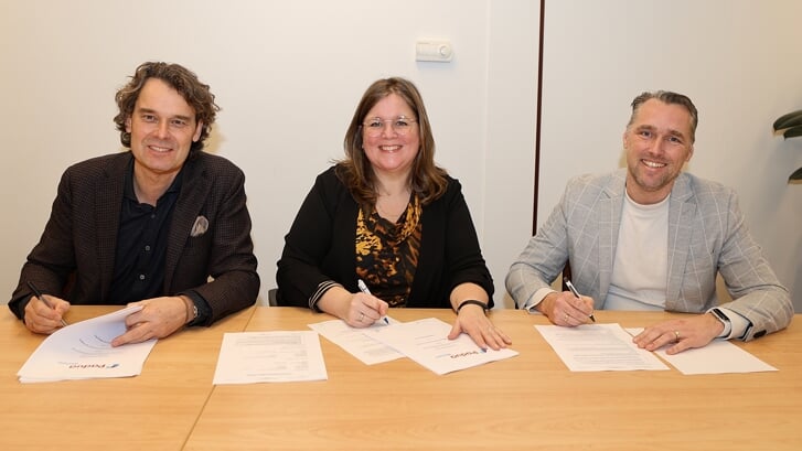Martin Beukeboom, Anneke Allewijn en Niels van Ginkel ondertekenen de overeenkomst. | Foto: pr