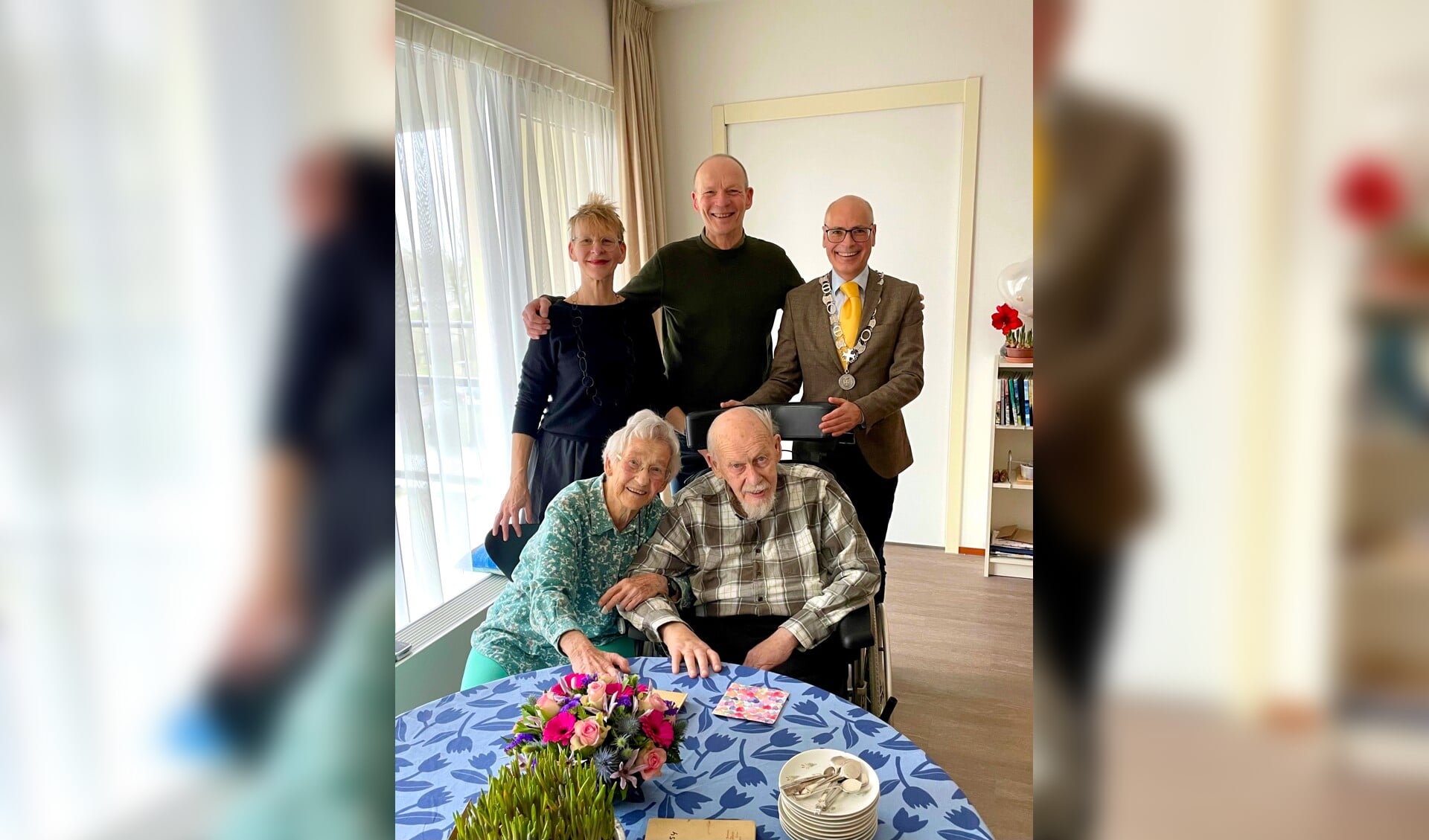 Hans en Ank Duyvendak met hun kinderen en de burgemeester.