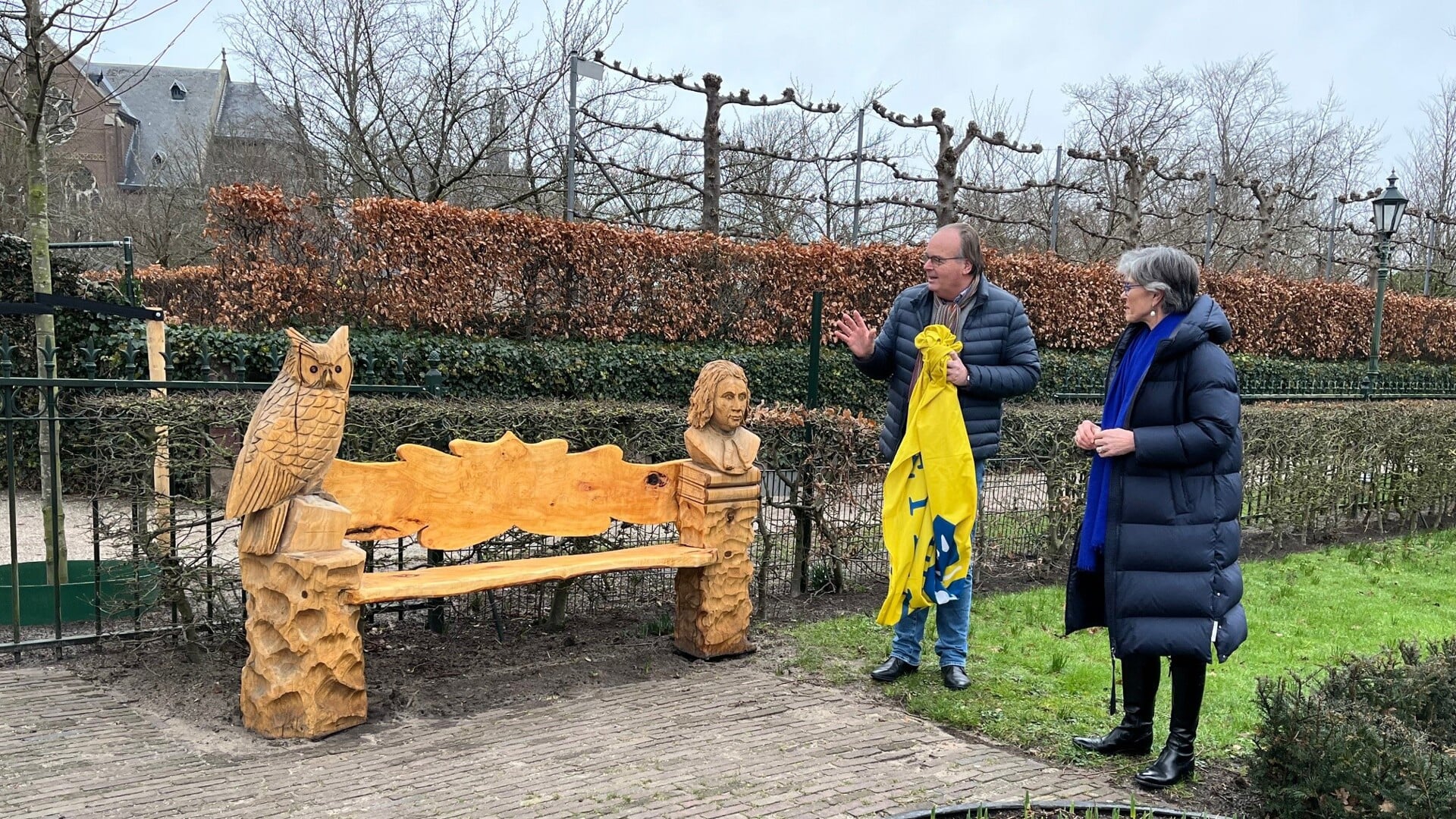 Wethouder Heleen Hooij en Jan Westerbeek onthullen het 'Uilenbankje.' | Foto: Jonah van den Oever