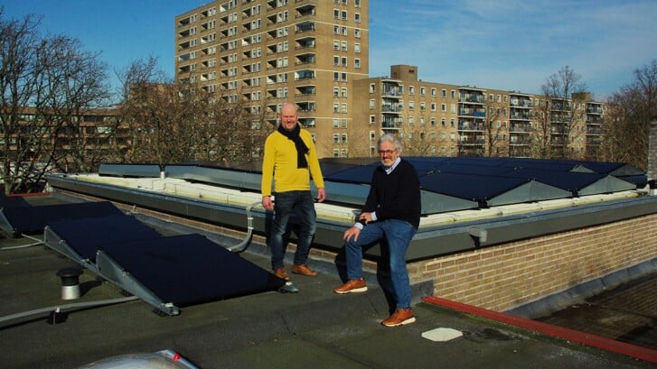 Bedrijfsleider Ruud Brouwer en voorzitter Joop Verdonk bij de eerste zestig zonnepanelen. | 