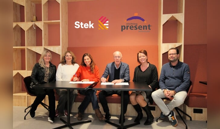 Op het kantoor van Stek werd de samenwerking met Stichting Present Bollenstreek ondertekend. | Foto: pr