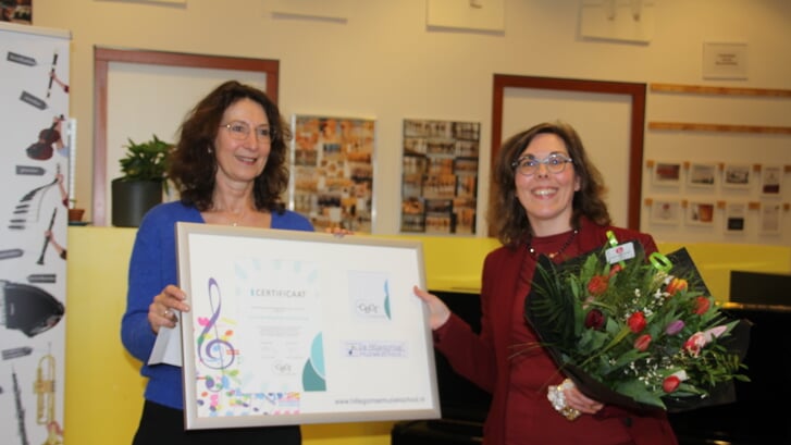 Wethouder Hoekstra overhandigt het certificaat aan de Muziekschool. | Foto en tekst: Annemiek Cornelissen