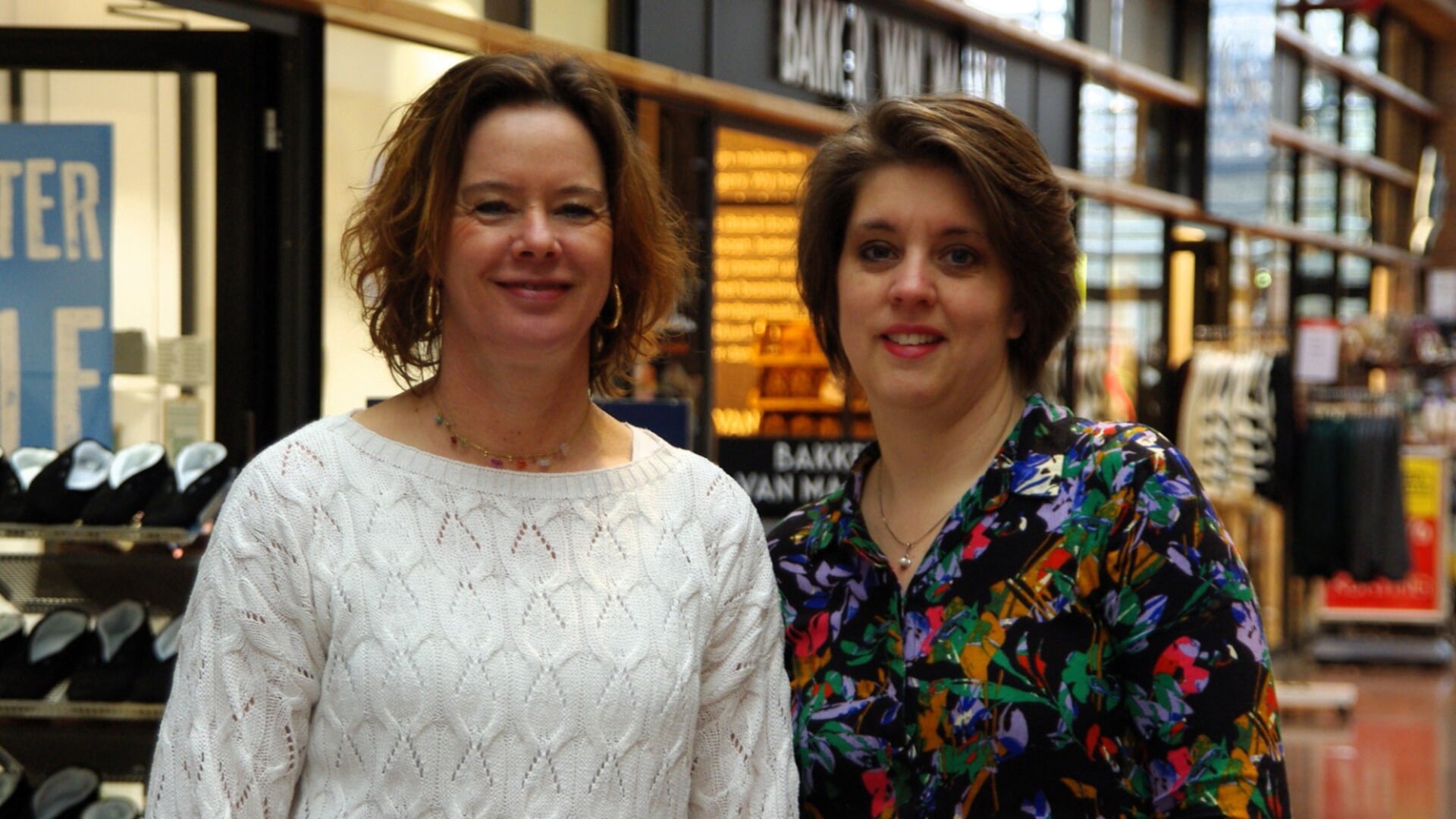 Ivonne Janka en Sietske Steenbergen kijken uit naar alle ontmoetingen tijdens Café Dorpskracht. | 