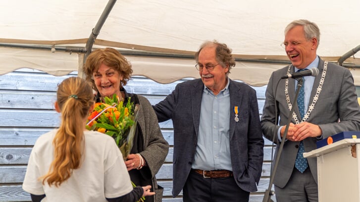 Bloemen voor Jack Vlieland en zijn partner, nadat hij de onderscheiding heeft ontvangen van burgemeester Visser. | Foto: pr./Maarten van Rijn