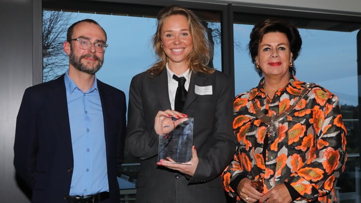 Sylvia Pennings neemt de Noordwijk Ambassadeur Award 2023 in ontvangst. | Foto: Marcel Verheggen