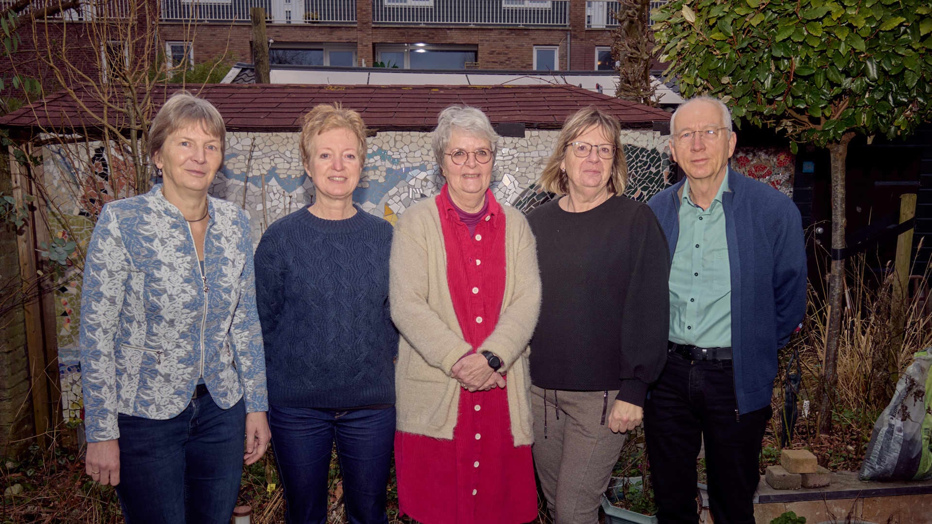 De Teylingse trekkers van de Knarrenhof:. Martine de Ket, Tineke van Galen, Carla Frese, Heleen Klok en Kees Faber.