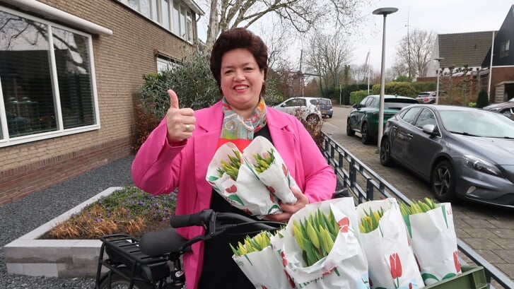 Corsovrijwilligster Patricia Schalken deelt ook dit jaar weer graag bossen bloemen uit.