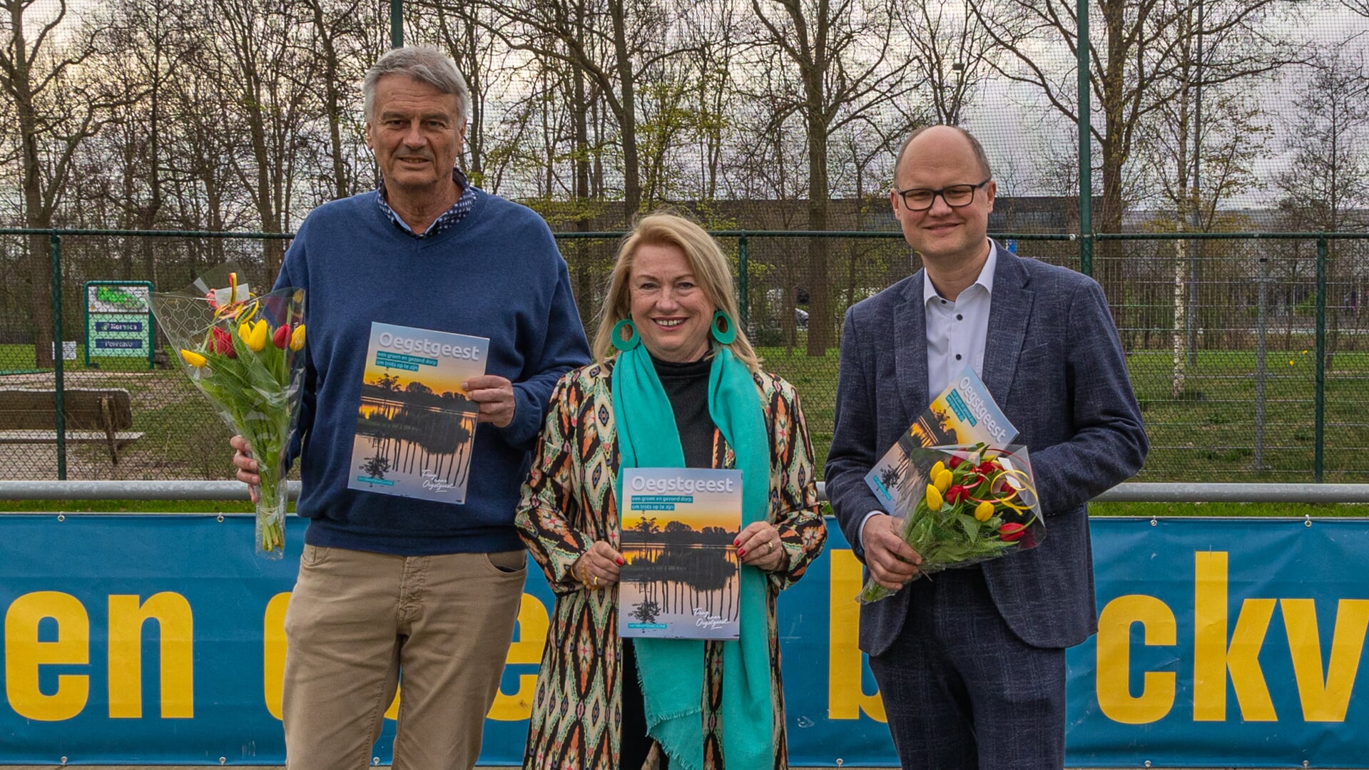 Dorpsmarketeer Marjolijn van der Jagt met voorzitter van CKV Fiks, Nico van Welzen, en wethouder Elfred Bus.