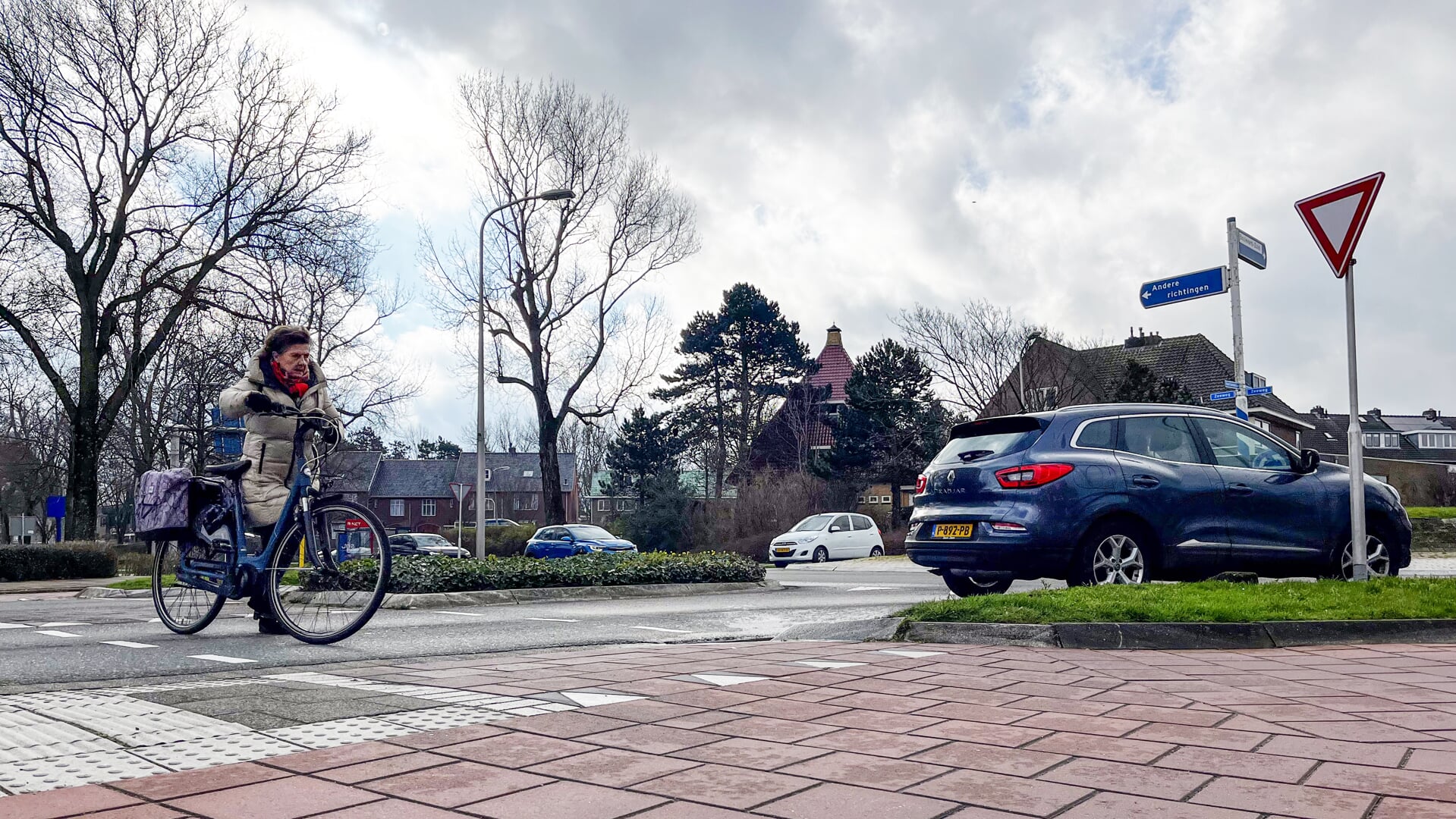 Het voorstel van het college is om fietsers voorrang te geven op rotondes. In de gemeenteraad is daar geen meerderheid voor. | Foto: LW