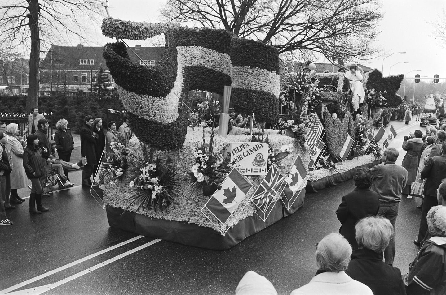 Het corso in 1980, het jaar van de troonswisseling, waarin Jan onder politiebegeleiding naar Den Haag reed op een corsowagen. | Foto: PR BCB 