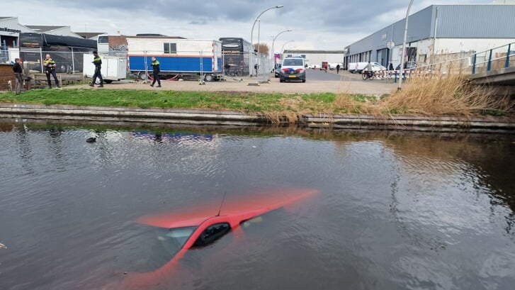 De desbetreffende bestelbus lag volledig onder water. | Foto: AS Media