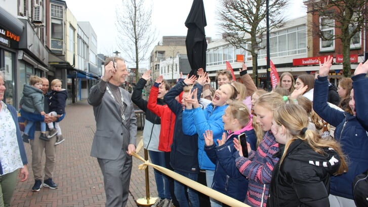 Burgemeester Arie van Erk schepte ijsjes voor de wachtende kinderen. | Foto: Annemiek Cornelissen
