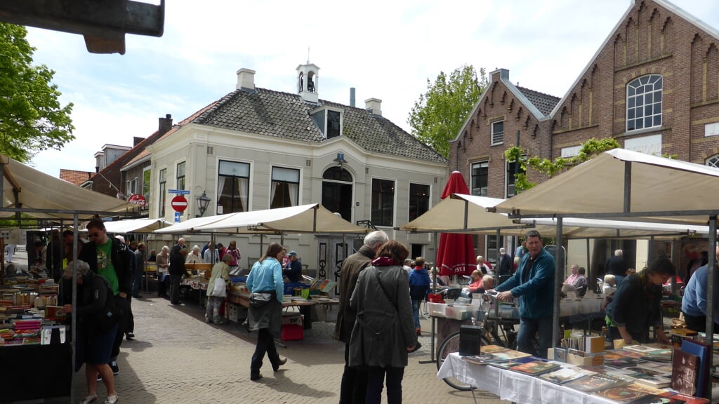Boekenmarkt in centrum Warmond