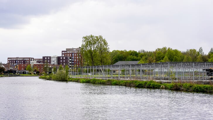 De kassenbouwer is volop aan het bouwen en de verwachting is dat men daar eind april mee klaar zal zijn. | Foto: Laurens Wolthaus