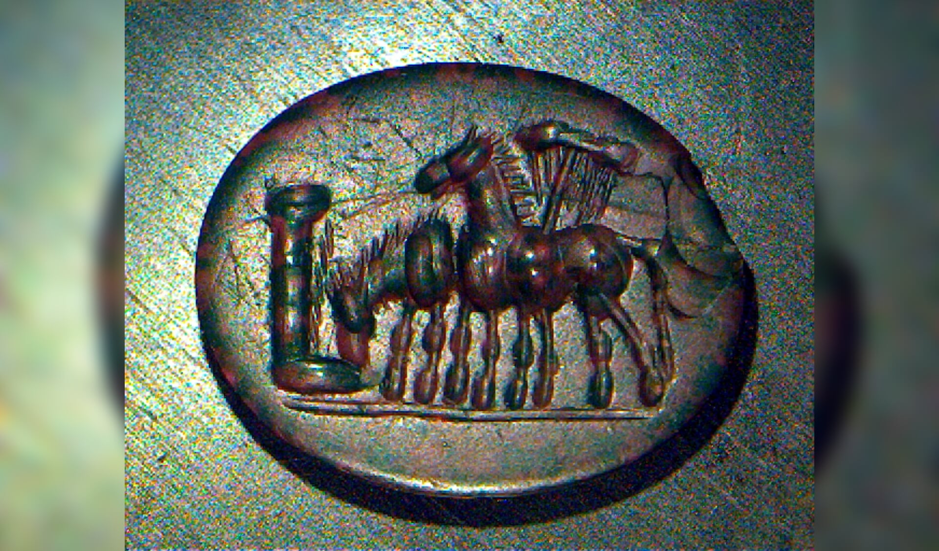 Op deze paarse gem twee paarden die drinken uit een trog Op de rode gem de afbeelding van de gevleugelde Romeinse godin Victoria