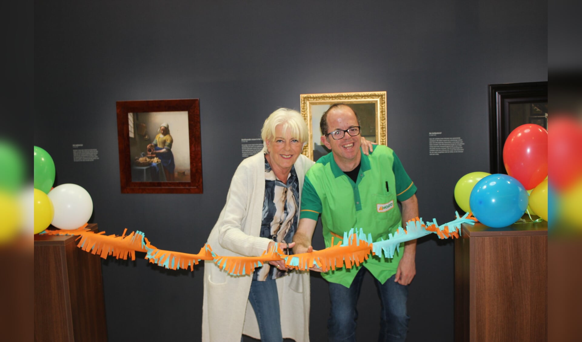 Diana Stevens en Frans van Hensbergen openden de tentoonstelling in Bloemswaard. | Foto: Annemiek Cornelissen
