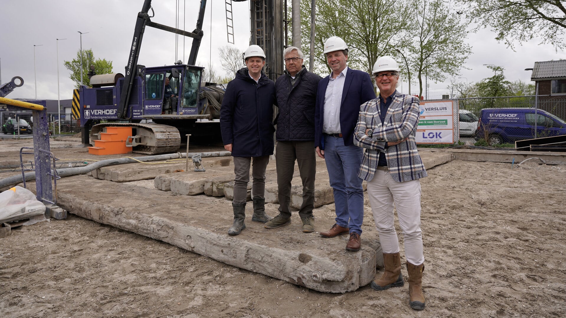 Martin Ouwehand, Jan Hogewoning, Henk Binnendijk en Peter Ouwehand zijn content met de start van de nieuwbouw Kringloopwinkel De Brug. 