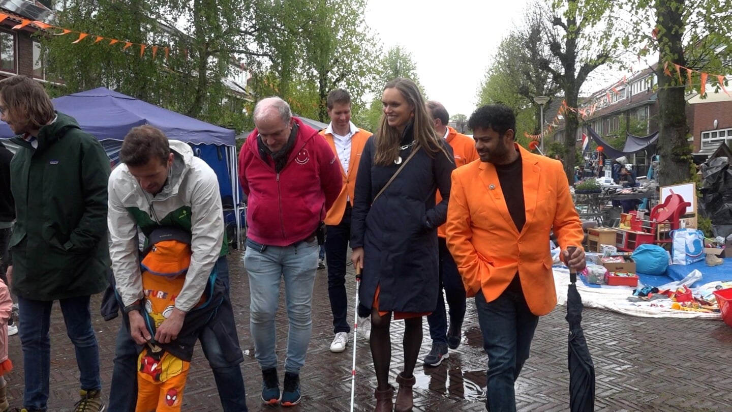 Herbert Zilverentant, burgemeester Tjarda Struik en Rudo Slappendel op pad. | Foto: Unity-Sleutelstad 