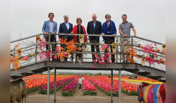 De wethouders van Hillegom, Lisse en Teylingen ondertekenden de samenwerking met  Rijnland. | Foto: A. Cornelissen 