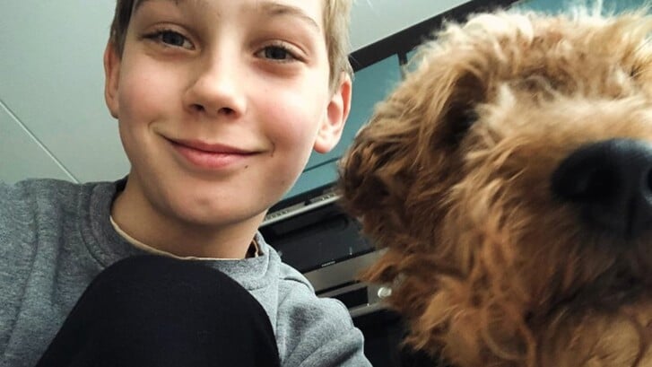 De 11-jarige Floyd uit Leiderdorp kan goed met honden overweg. | Foto: Privé