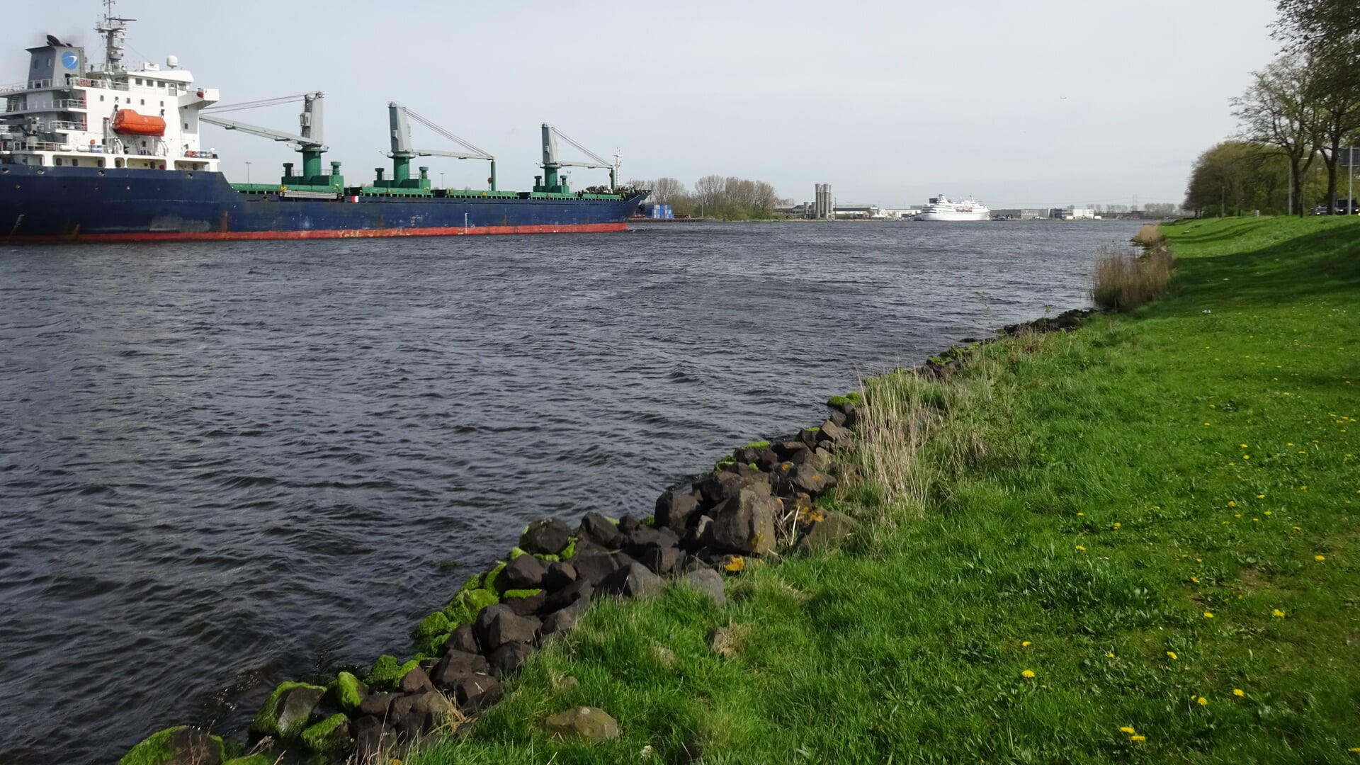 Het Noordzeekanaal is de scheiding tussen het water van de Bollenstreek en Kennemerland. | Foto: Frits Homan