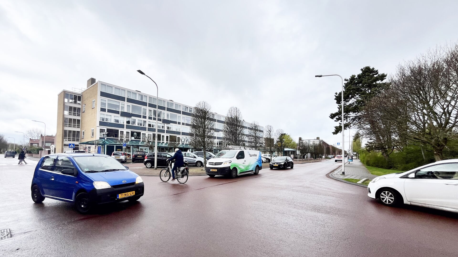 De winkeliersvereniging willen met de omwonenden in gesprek over de aanpak van het kruispunt Koningin Julianalaan en Boslaan en over het opknappen van het winkelcentrum.  | Foto: LW