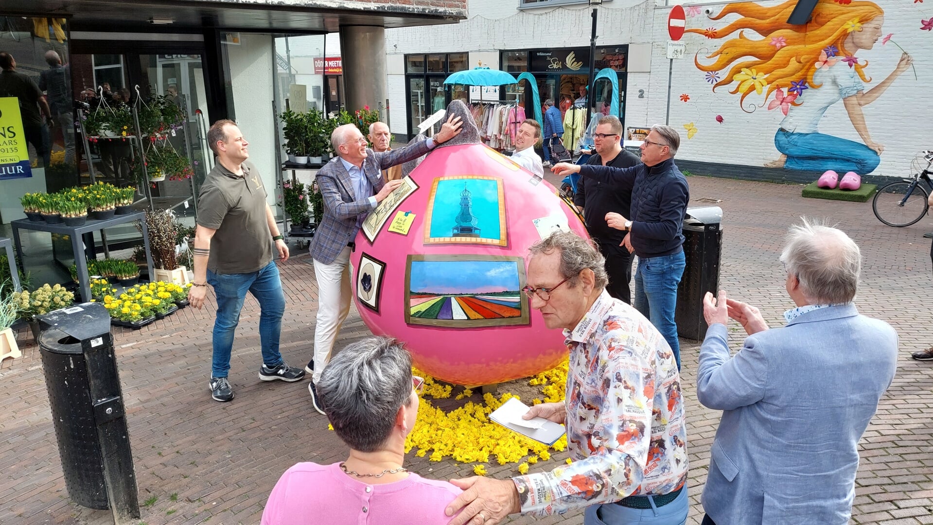 De 71e Reuzenbol wordt onthuld. Op de voorgrond Jan van Vliet en Lisette Hogewoning. | Foto: RE