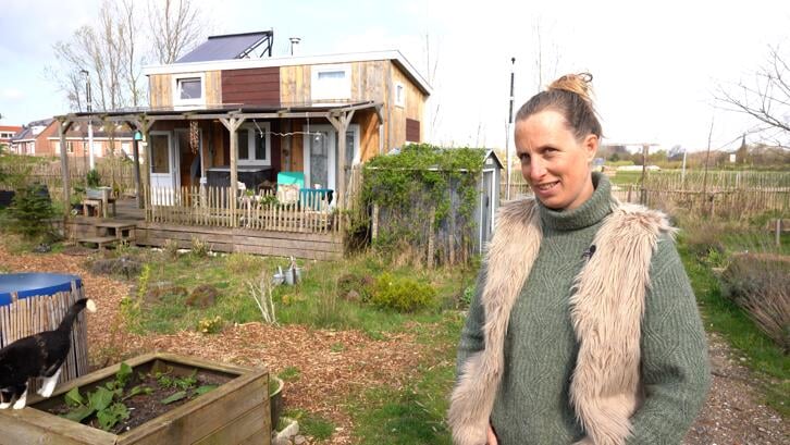 Esther vertelt in de eerste aflevering over wonen in een Tiny House. | Foto: pr
