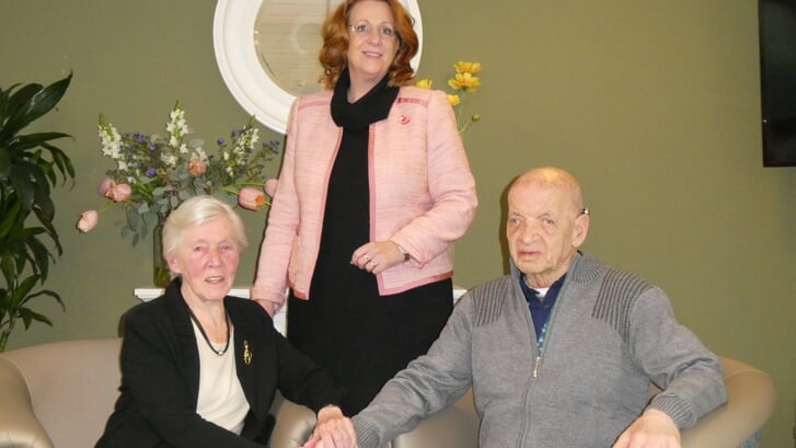 Burgemeester Breuer brengt haar felicitaties bij het 60-jarig bruidspaar Ton en Ger Schouten-de Does. | Foto: IL