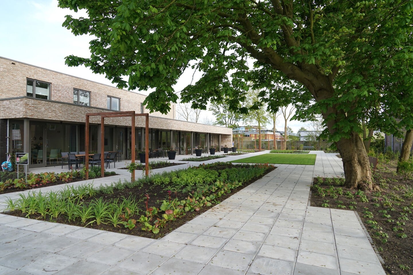 De zes gastenkamers van Hospice De Mare hebben rechtstreeks toegang tot de fraaie tuin. 