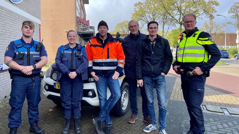 Vertegenwoordigers van politie, gemeente en Parkmanagement inspecteren gezamenlijk de bedrijventerreinen ’t Heen en Klei Oost. | Foto: AvD