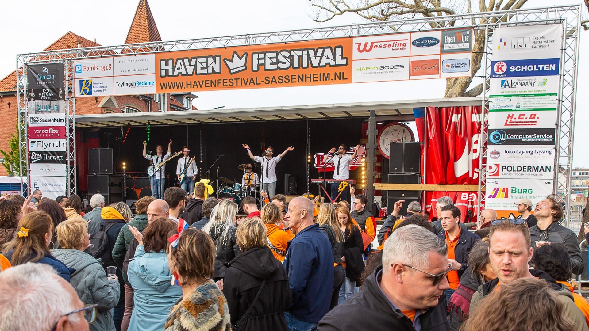 Veel live muziek tijdens het Havenfestival op Koningsdag in Sassenheim. | Foto: Edwin van den Wijngaard