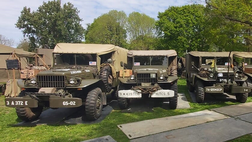 De veteranen kunnen met oude legervoertuigen naar de Dorpskerk. | Foto: OV Leiderdorp