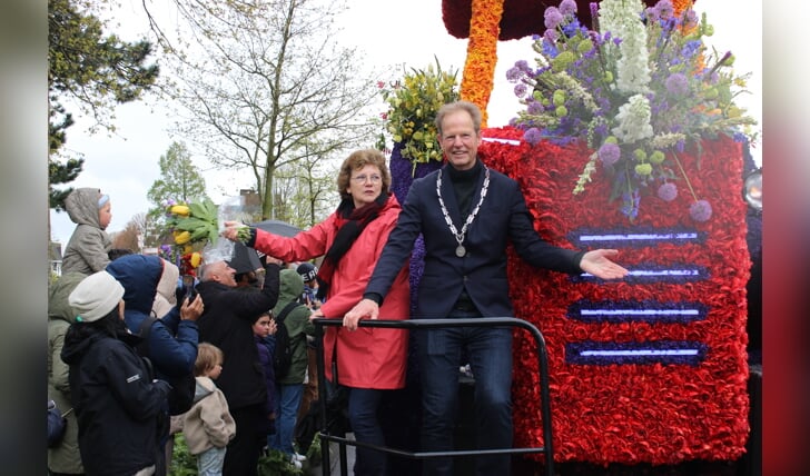 Burgemeester Arie van Erk en zijn vrouw reden mee op de wagen van gemeente Hillegom. | Foto: Annemiek Cornelissen