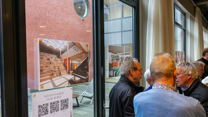 Bezoekers van de inloopbijeenkomst over Planck met elkaar in gesprek over het nieuwe ontwerp voor de Burgt. | Foto: pr.