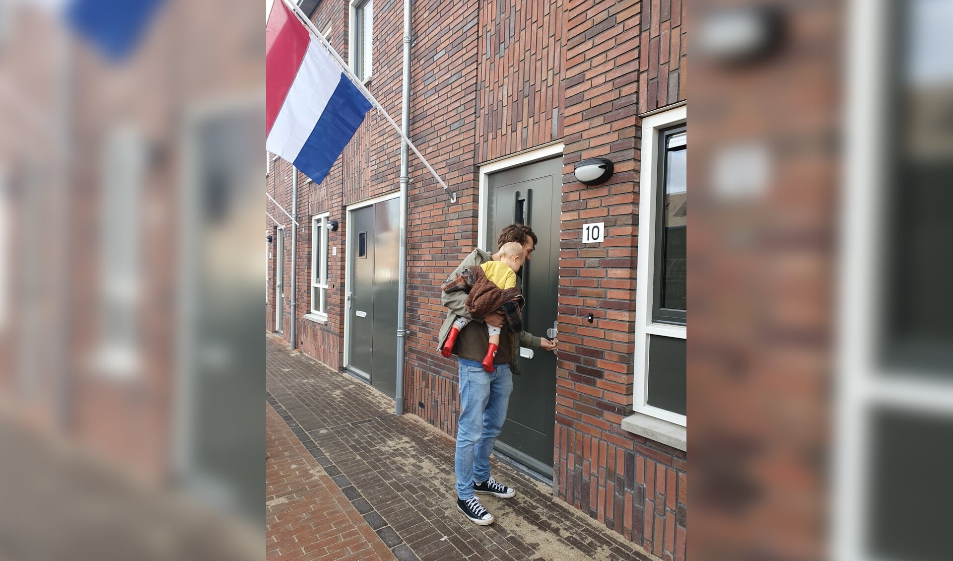 Pieter van Winsen opent zijn nieuwe voordeur. | Foto: pr