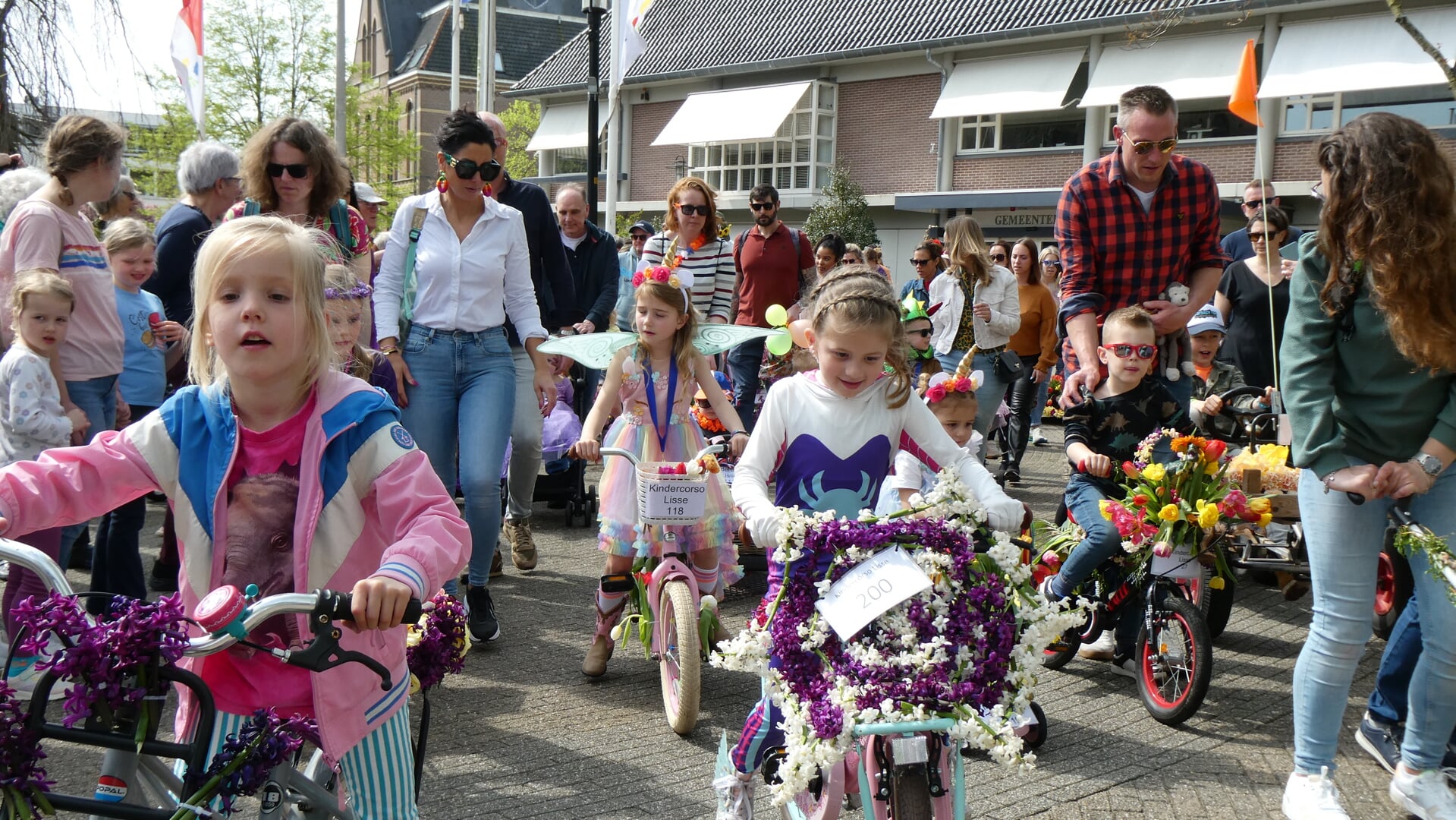 Trots trokken de kinderen door de straten met hun versierde fietsen tijden het Kindercorso. | Foto: Ingrid Langeveld