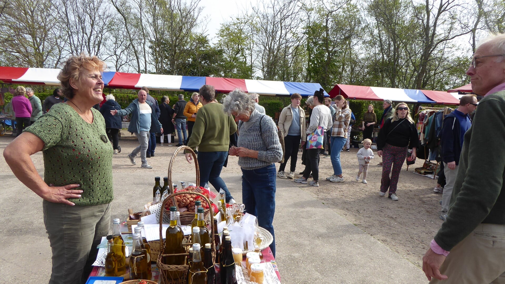 Op de Boerenmarkt bij Veldzicht werden weer diverse producten aangeprezen. | Foto en tekst: Ina Verblaauw