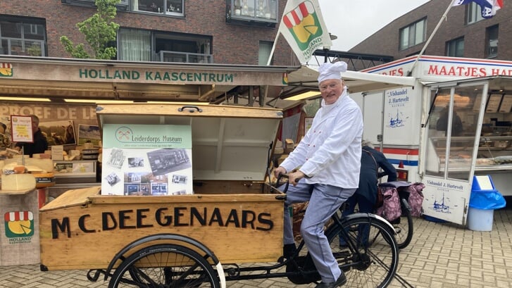John van der Holst als bakker Deegenaars tussen de kraampjes. | Foto: Nelleke Thissen