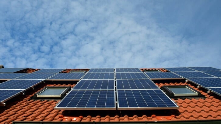 Zonnepanelen op een dak van een woning. | Foto: Milieu Educatief Centrum