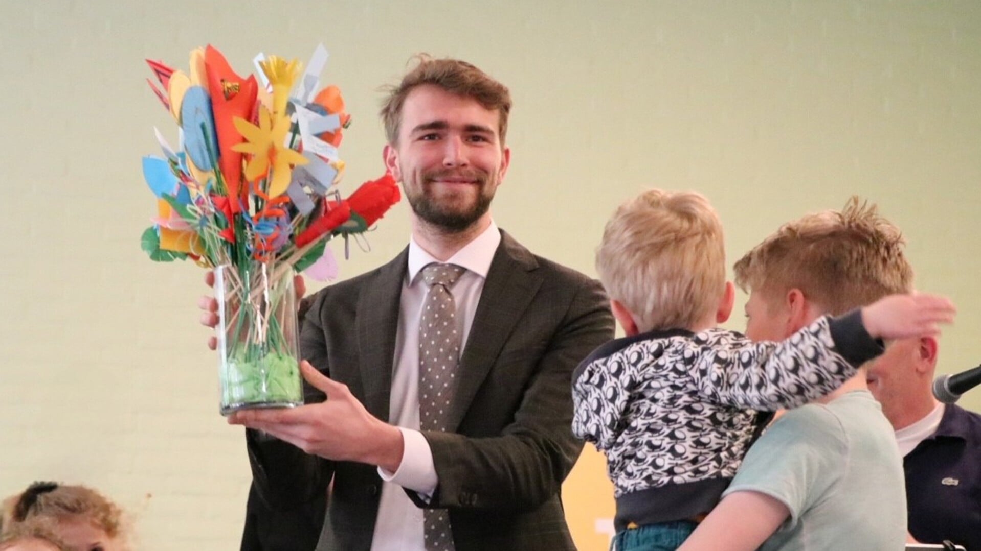 Alexander Bosma ontvangt bloemen van de kinderen.